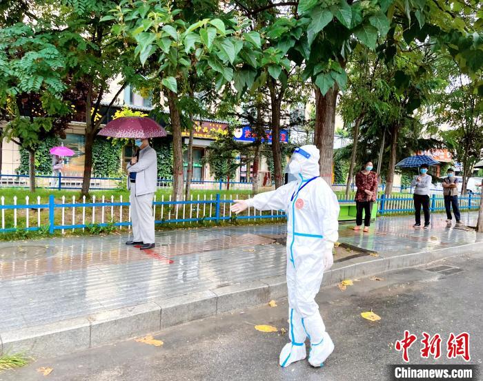 高原小城青海尖扎抗疫見聞：柔肩亦可擔(dān)重任，夫妻檔聞令而動(dòng)