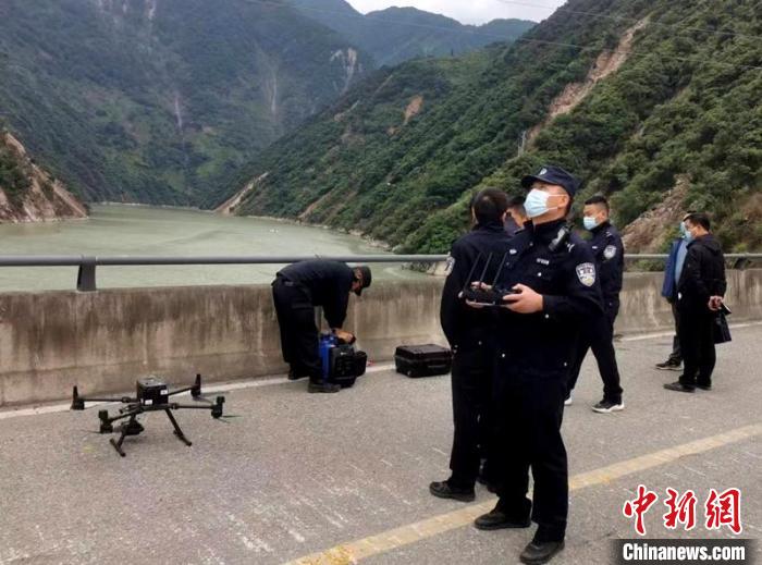 民警組成的搜尋隊利用無人機在震區(qū)開展空中巡查?！「首沃莨簿止﹫D