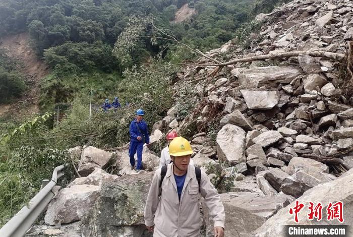 電力搶險人員徒步通過垮塌路段?！∷拇娏﹫D