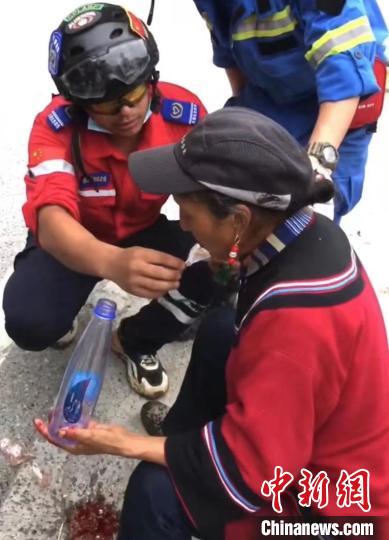 筠連筠愛青年應急救援隊救援人員正在為傷員傷口清理?！∈茉L者供圖