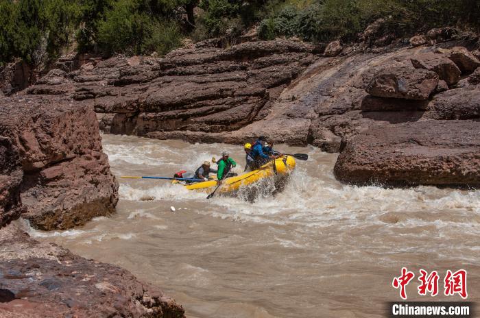 圖為瀾滄江生態(tài)漂流。　瀾滄江源漂流有限公司供圖