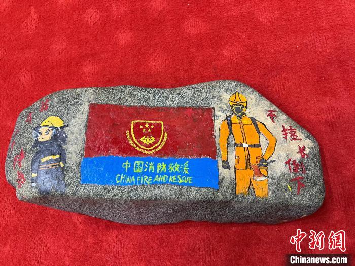 圖為玉樹消防指戰(zhàn)員創(chuàng)作的石頭畫作品《我有一個(gè)特點(diǎn)“不擅長(zhǎng)倒下”》?！O瑞祥 攝
