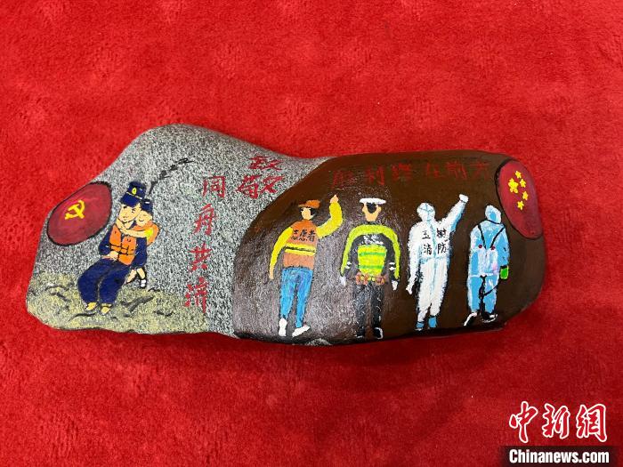 圖為玉樹消防指戰(zhàn)員創(chuàng)作的石頭畫作品《致敬“抗疫戰(zhàn)線”逆行的所有人》?！O瑞祥 攝