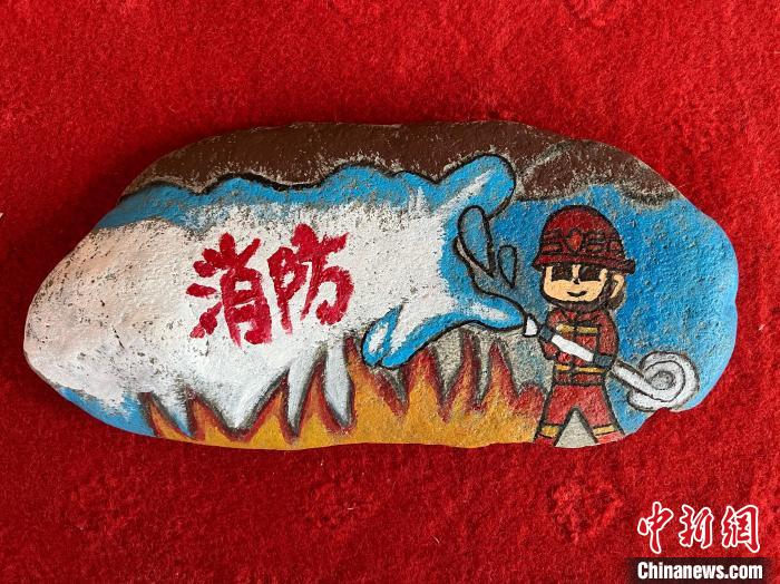 圖為玉樹消防指戰(zhàn)員創(chuàng)作的石頭畫作品《永遠(yuǎn)沖鋒在前》?！O瑞祥 攝