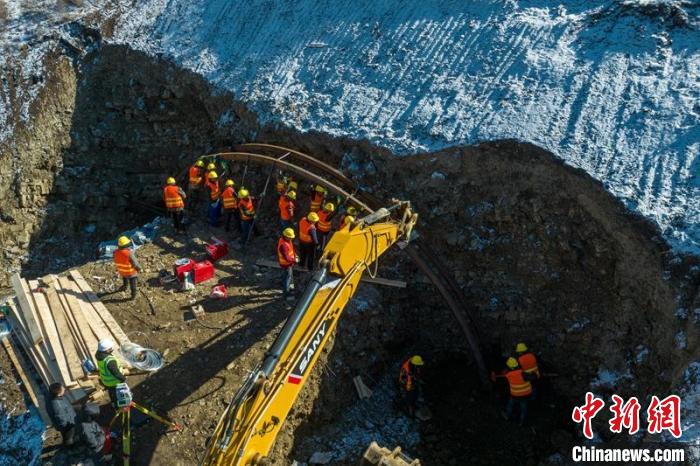 西成高鐵紅原2號隧道出口工人師傅正在進行導向墻、管棚施工作業(yè)?！⒅铱?攝