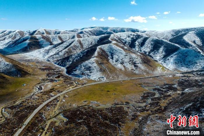 西成高鐵紅原2號隧道出口附近山頭已被雪覆蓋。　劉忠俊 攝