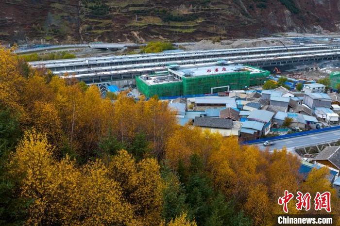 正在建設(shè)的成蘭鐵路松潘站?！⒅铱?攝