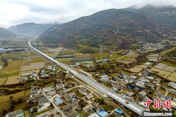 成蘭鐵路松潘右所屯岷江雙線特大橋?！⒅铱?攝