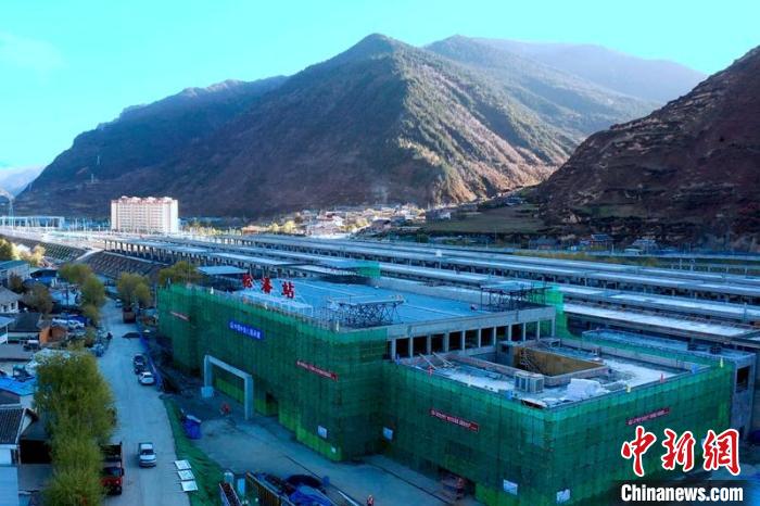 正在建設(shè)中的成蘭鐵路松潘站?！⒅铱?攝