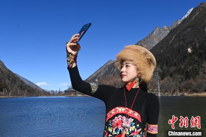游人在畢棚溝景區(qū)拍照留念?！“苍?攝