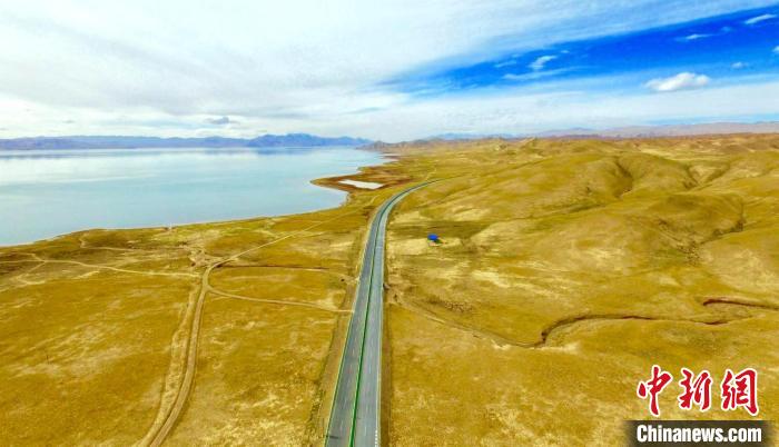 圖為香日德至花石峽段公路擴建工程。(資料圖) 青海交控集團 供圖