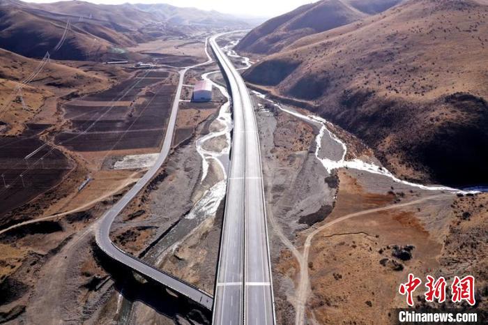 久馬高速公路阿壩50公里路段?！∈竦兰瘓F(tuán)供圖