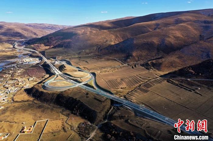 久馬高速公路阿壩互通段。　蜀道集團(tuán)供圖