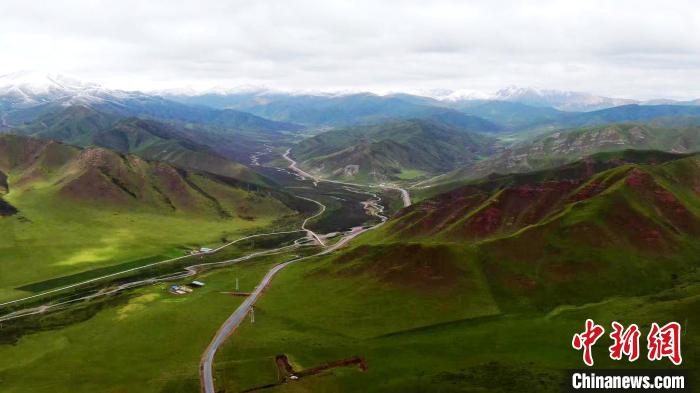 圖為航拍G338線青海盤坡經(jīng)大通河橋至熱水段改建工程。(資料圖) 青海交控集團 供圖