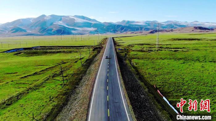 圖為航拍G338線青海盤坡經(jīng)大通河橋至熱水段改建工程。(資料圖) 青海交控集團 供圖