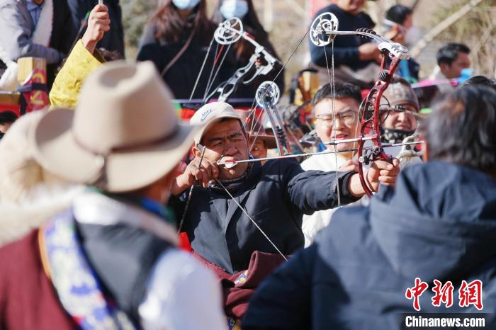 圖為藏族民眾比拼射箭技藝?！●R銘言 攝