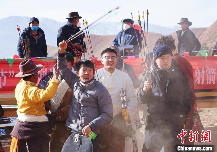 圖為藏族民眾跺腳歡呼慶祝弓箭手射中靶心?！●R銘言 攝