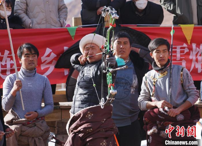 圖為藏族民眾比拼射箭技藝?！●R銘言 攝