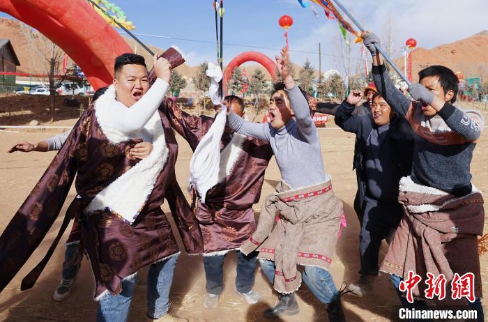 圖為藏族民眾跺腳歡呼慶祝弓箭手射中靶心?！●R銘言 攝