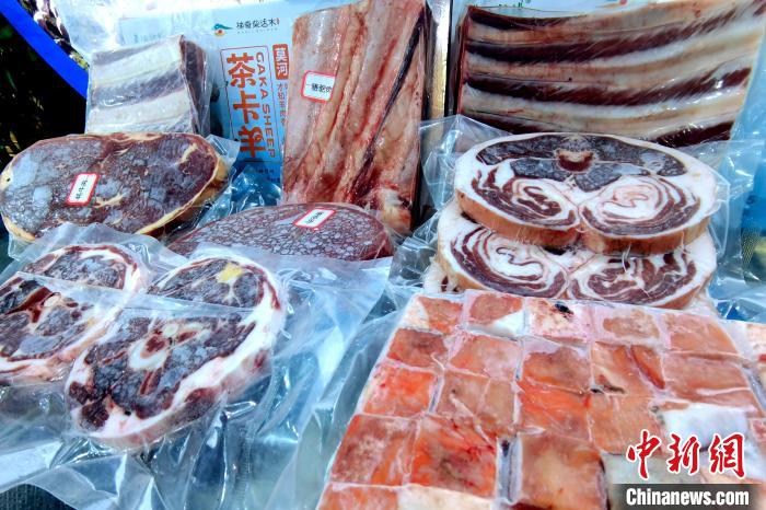 圖為前來參展的柴達木肉類?！±铍h 攝