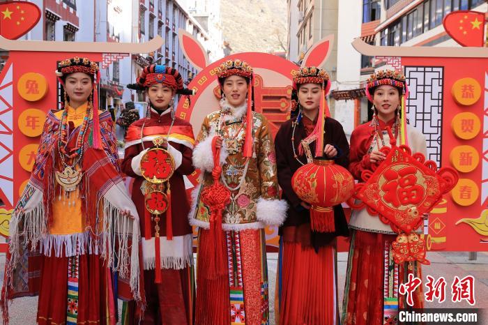 丹巴美女送祝福，迎新年?！±钣腊?攝