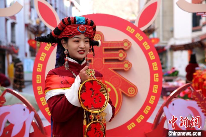 身著嘉絨藏族服飾的丹巴女孩送祝福。　吉靜 攝