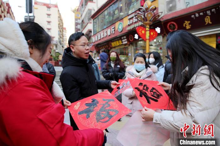 街頭市民收到送的“福”字?！±钣腊?攝