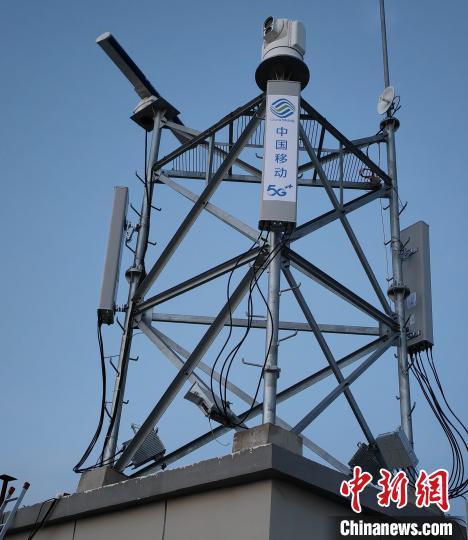 資料圖為建在龍羊峽湖區(qū)內(nèi)的5G基站?！∏嗪Ｒ苿?dòng)海南分公司供圖