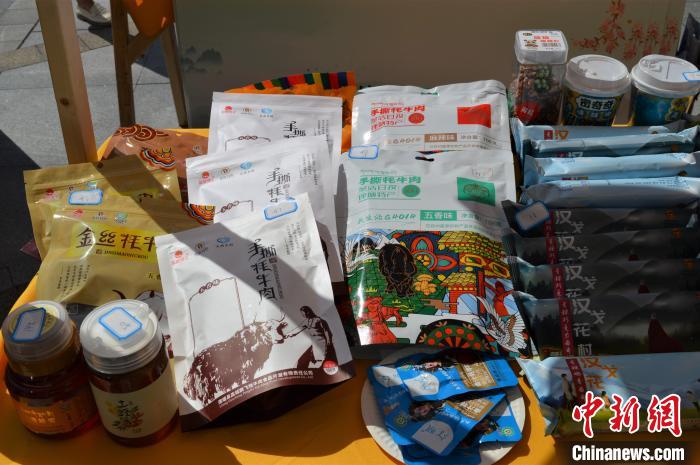 推介活動上的農(nóng)特產(chǎn)品展示?！≈炝杞?攝
