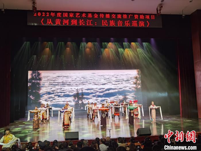 圖為演出現(xiàn)場(chǎng)?！∨擞隄?攝