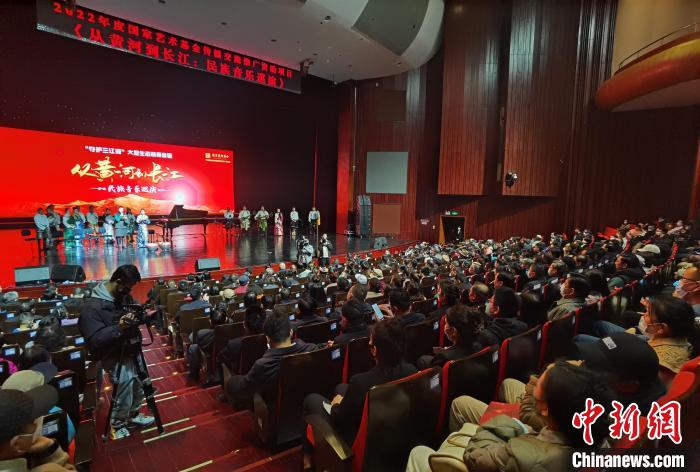 圖為演出現(xiàn)場(chǎng)?！∨擞隄?攝