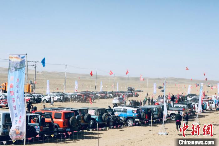 圖為高原沙漠機(jī)車(chē)越野挑戰(zhàn)賽現(xiàn)場(chǎng)，賽車(chē)整齊排列?！≠F南縣委宣傳部供圖