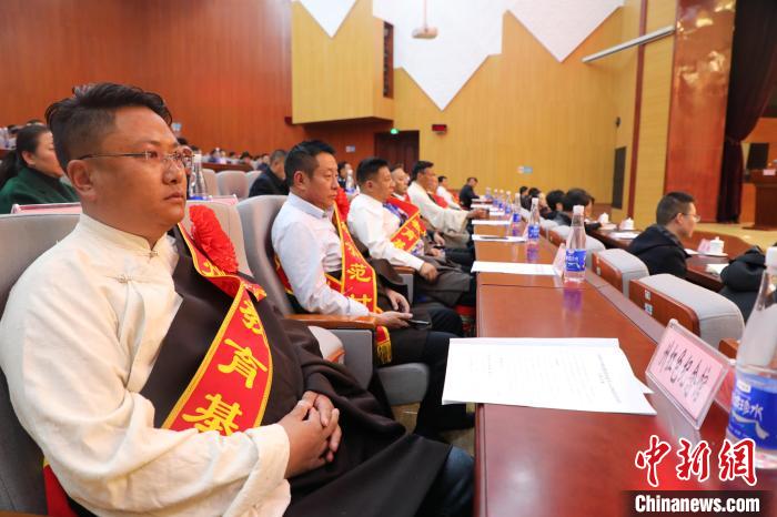 圖為玉樹(shù)州民族團(tuán)結(jié)進(jìn)步創(chuàng)建工作推進(jìn)會(huì)現(xiàn)場(chǎng)?！『F龍 攝