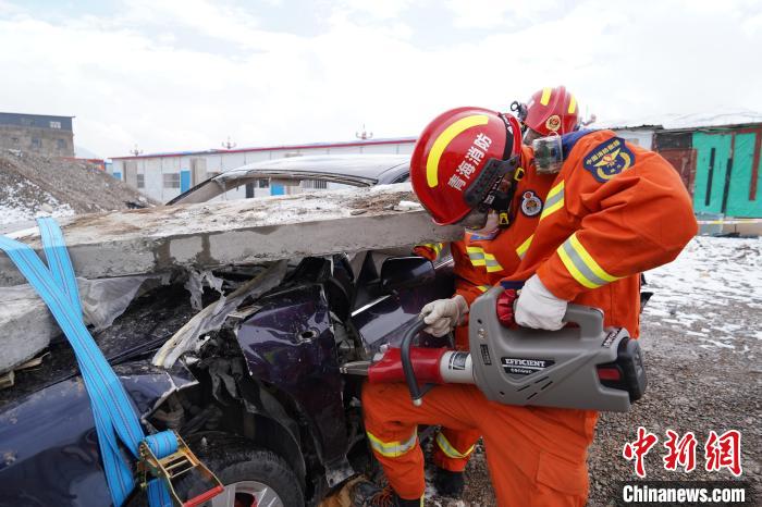 圖為地震實(shí)戰(zhàn)拉動(dòng)現(xiàn)場(chǎng)，參演人員進(jìn)行車(chē)輛破拆?！∮駱?shù)消防供圖