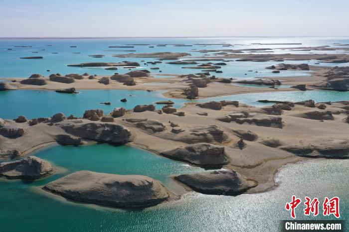 航拍青海大柴旦烏素特水上雅丹奇特景觀。　馬銘言 攝