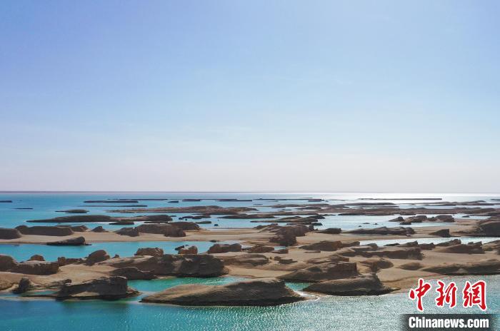 航拍青海大柴旦烏素特水上雅丹奇特景觀?！●R銘言 攝