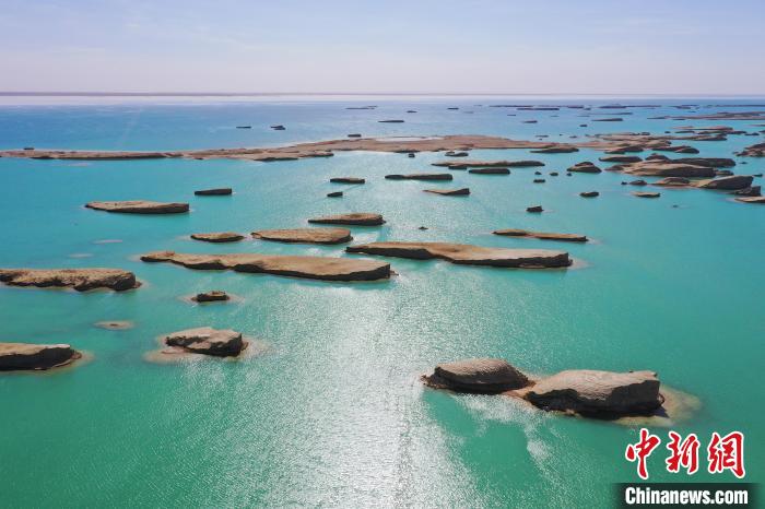 航拍青海大柴旦烏素特水上雅丹奇特景觀。　馬銘言 攝