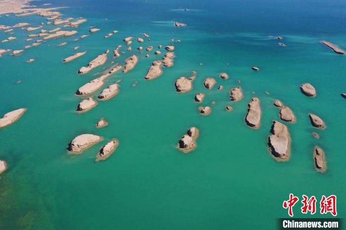 航拍青海大柴旦烏素特水上雅丹奇特景觀。　馬銘言 攝
