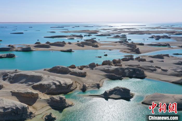 航拍青海大柴旦烏素特水上雅丹奇特景觀?！●R銘言 攝