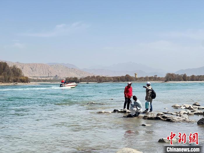 圖為游客在黃河岸畔游玩，并與黃河合影留念?！∑钤鲚?攝