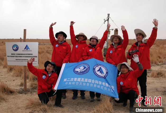 經(jīng)過不懈努力，格爾木濕地站終于建成，第二次青藏科考中科院空天院分隊(duì)向航拍無人機(jī)揮手合影?！?lt;a target='_blank' href='/'><p  align=