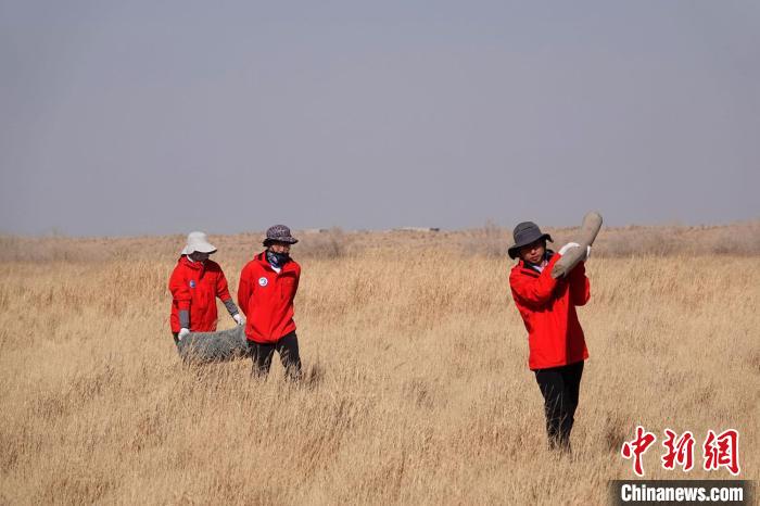 格爾木濕地站建設(shè)過程中，第二次青藏科考中科院空天院分隊(duì)隊(duì)員化身搬運(yùn)工，在高原上開展體力勞動(dòng)?！?lt;a target='_blank' href='/'><p  align=