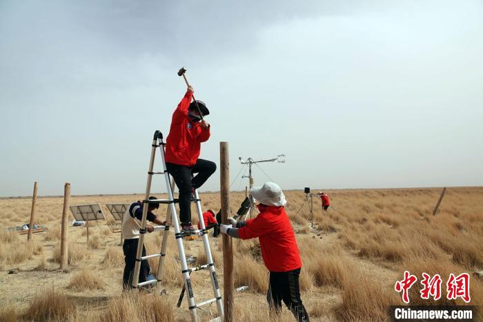 格爾木濕地站建設(shè)過程中，第二次青藏科考中科院空天院分隊(duì)隊(duì)員揮錘安裝防護(hù)欄。　<a target='_blank' href='/'><p  align=