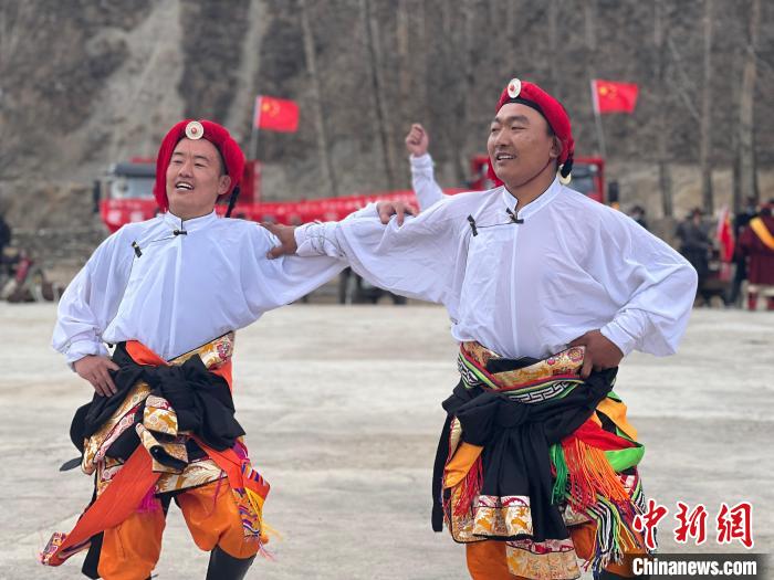 圖為當(dāng)?shù)厝罕娬寡莘沁z類歌舞文化?！±罱瓕?攝