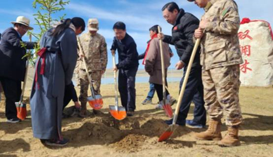 保護黃河干支流域生態(tài)，軍地共建“雙擁林”防護帶。四川省退役軍人事務廳供圖