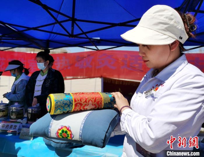 圖為青海省互助縣的中藥枕頭。　張?zhí)砀?攝