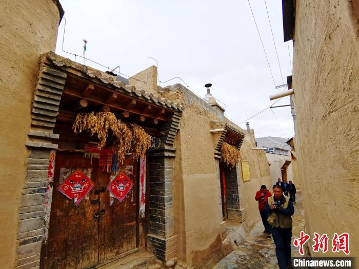 圖為古堡內(nèi)相互貫通的巷道?！?zhí)砀?攝