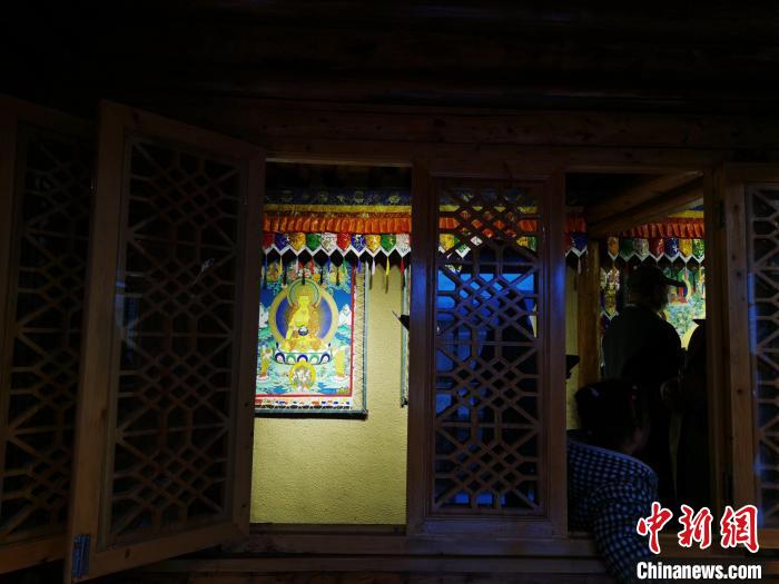 圖為作為展廳的古堡內(nèi)一座土木二層結(jié)構(gòu)“廊房式”建筑。　張?zhí)砀?攝