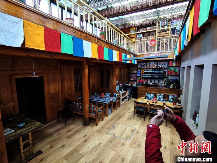 圖為古堡內(nèi)兼具傳統(tǒng)與現(xiàn)代特色的咖啡館?！?zhí)砀?攝