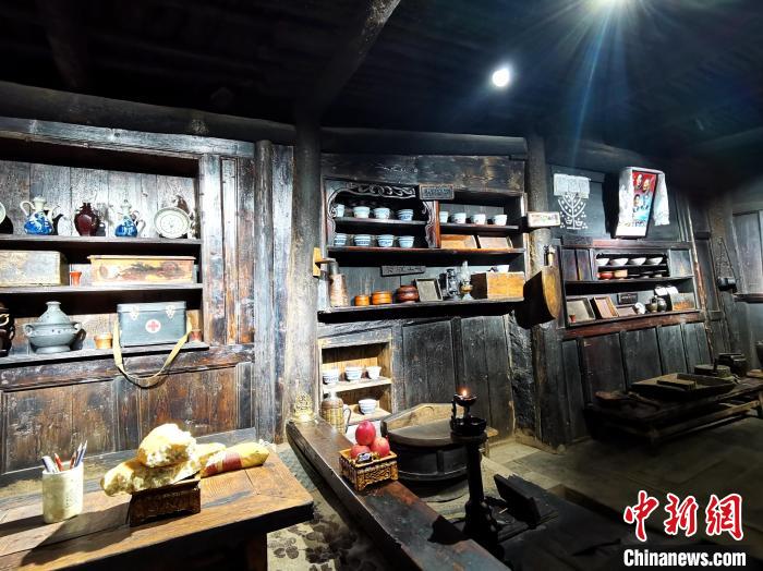 圖為古堡內(nèi)生活場(chǎng)景展示?！?zhí)砀?攝